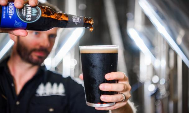 Met deze fles drink je zometeen bier in de ruimte Met deze fles drink je zometeen bier in de ruimte